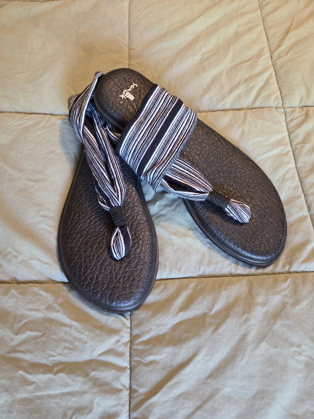 Sanuk Yoga Mat Sling Back Women's Flip Flops Size 7 Black Striped Sandals